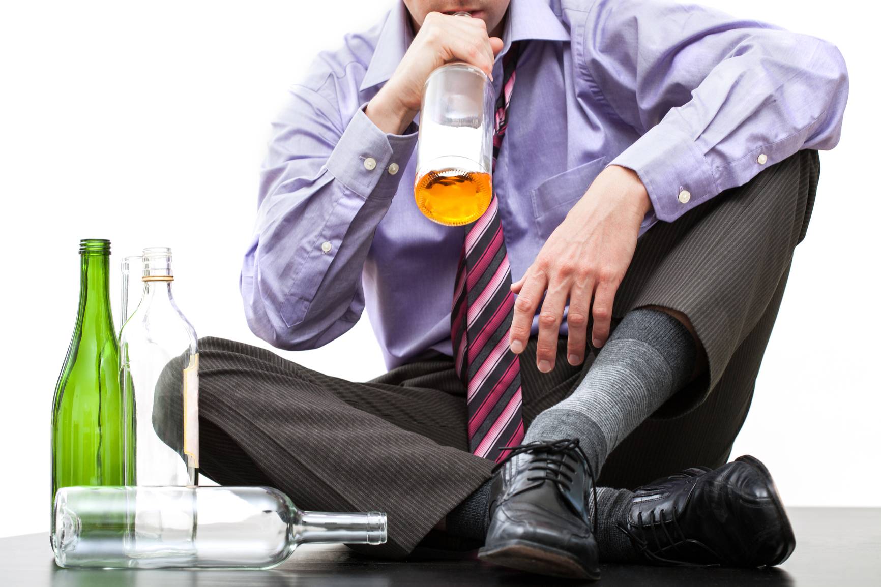 Картинка пьющий человек. Человек пьет алкоголь. Пьющий алкоголь человек. О пьянстве. Мужчина пьет алкоголь.
